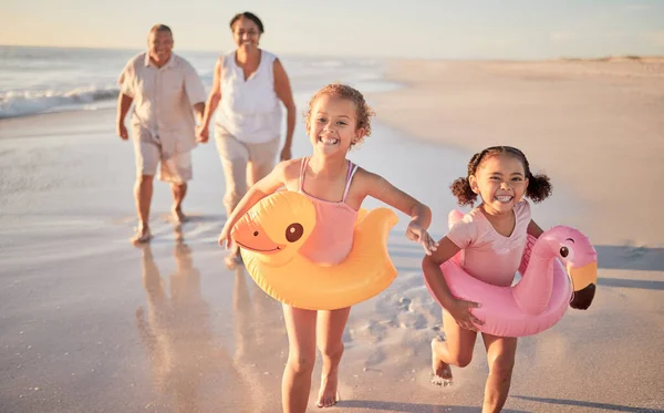 Βόλτα Στην Παραλία Οικογενειακό Καλοκαίρι Και Παιδιά Που Τρέχουν Παππούδες  — Φωτογραφία Αρχείου © PeopleImages.com #614230188