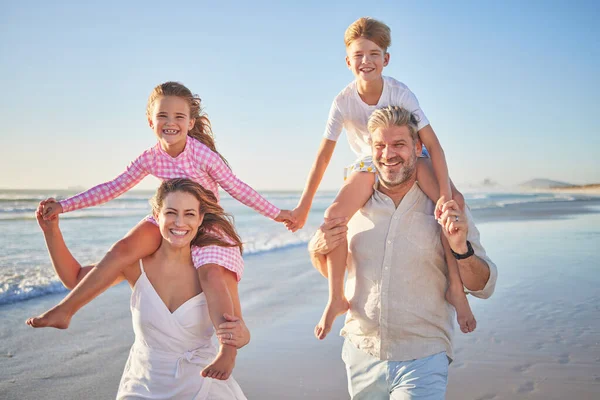 Onnellinen Perhe Kävelee Rannalla Ulkona Hyvinvointi Loma Kesällä Auringonpaiste Huolellisesti — kuvapankkivalokuva