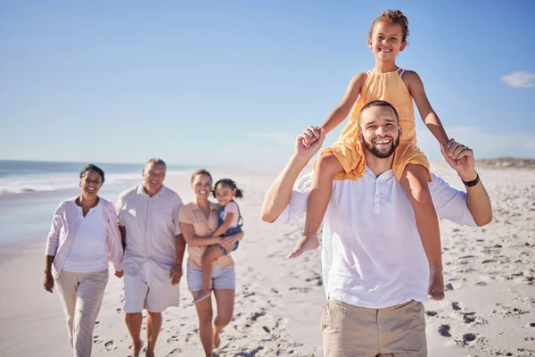 Παραλία Πατέρας Μεταφέρουν Κορίτσι Στο Περπάτημα Την Οικογένεια Παππούδες Και — Φωτογραφία Αρχείου