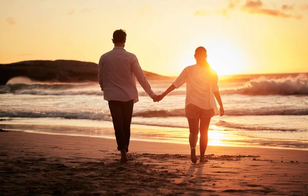 Ηλιοβασίλεμα Ζευγάρι Κρατώντας Χέρια Και Περπατώντας Στην Παραλία Ένα Όμορφο — Φωτογραφία Αρχείου