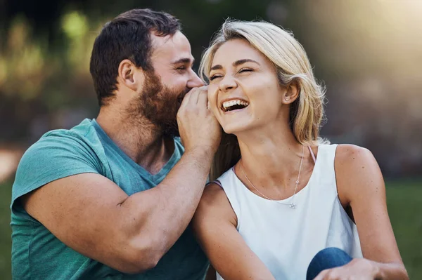 秘密和有趣的故事与夫妇在一个浪漫的约会在澳大利亚的大自然夏天 一个男人在一个年轻的笑着的女人耳边低声说着话 同时在一个花园里快乐地生活着 — 图库照片