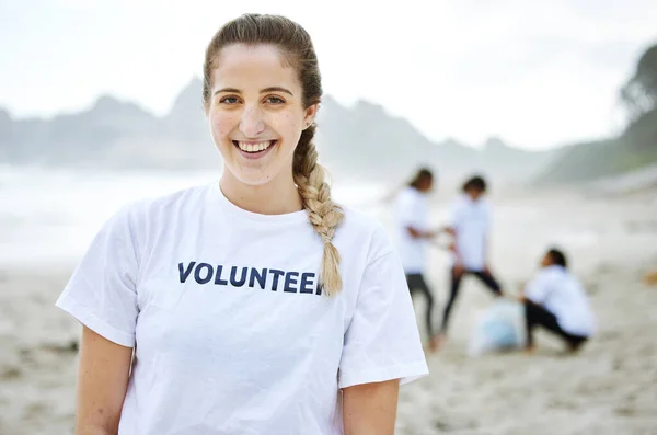 Uśmiech Portret Wolontariusza Kobieta Plaży Czyszczenia Recyklingu Lub Zrównoważonego Środowiska — Zdjęcie stockowe
