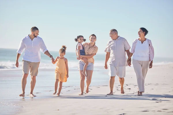 Family Love Beach Girl Grandparents Parents Walking Sand View Sea — Stock Photo, Image