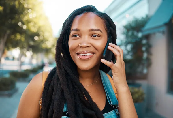 길거리에서 스마트폰으로 전화하고 보도에서 이야기하는 Smiling African American Student Mobile — 스톡 사진