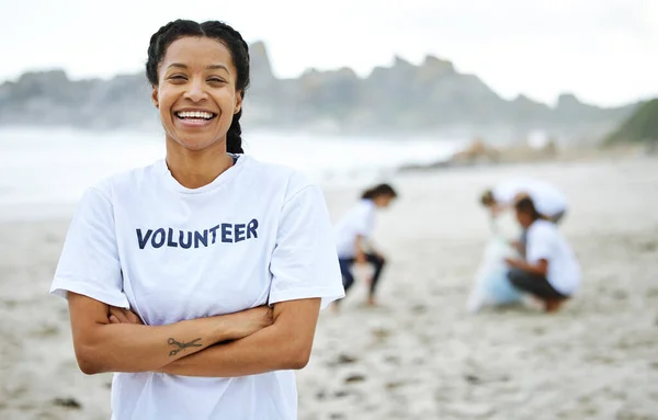 Retrato Sonrisa Mujer Voluntaria Playa Para Limpieza Reciclaje Sostenibilidad Día — Foto de Stock