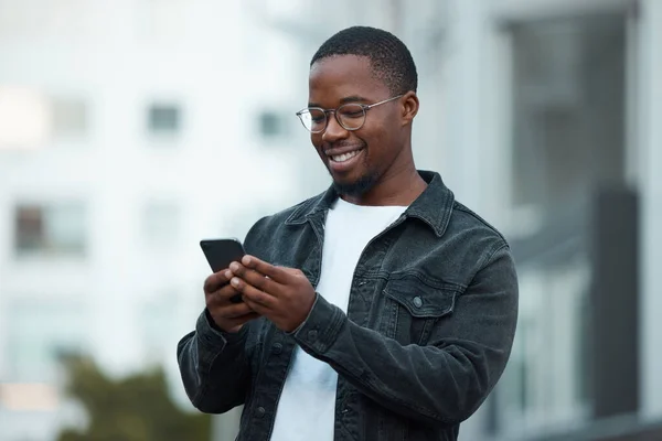 Чорний Чоловік Телефон Посмішка Місті Читаючи Електронну Пошту Соціальні Медіа — стокове фото