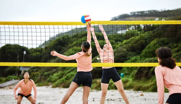 Voleybol Plaj Yazın Antrenman Için Dışarıda Oynayan Spor Kadınlarıyla Yarışma — Stok fotoğraf