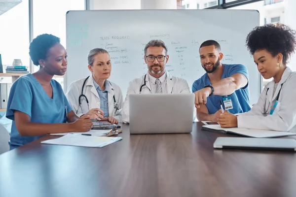 Sjukhusteamwork Laptop Och Vårdplanering Medicinsk Analys Och Wellness Samarbete Mellan — Stockfoto