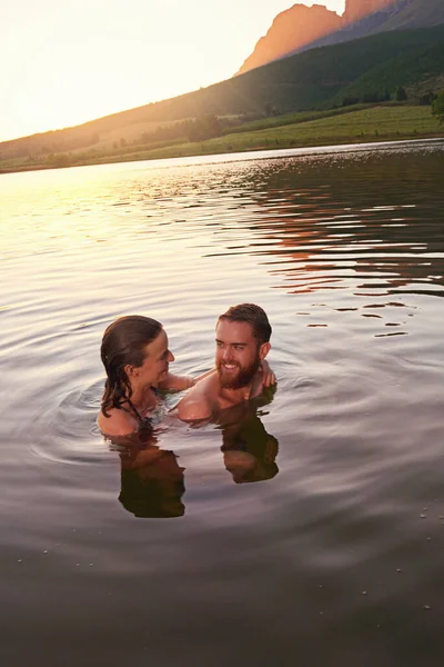 Dar Mergulho Jovem Casal Carinhoso Abraçando Enquanto Nadava Lago — Fotografia de Stock