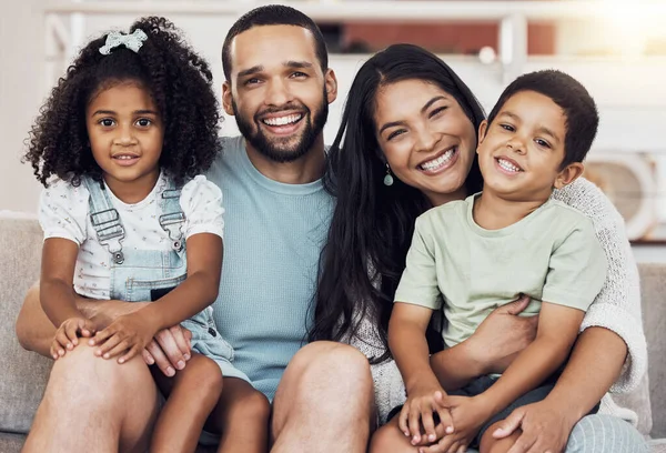 家族の絆の幸せ 笑顔と肖像画 プエルトリコの自宅で一緒にリラックスしてください 両親は彼らの快適な家で世話をして子供を休ませ 保持する — ストック写真