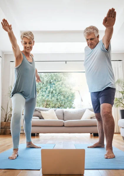Yoga Esneme Dizüstü Bilgisayar Yaşlı Çift Emeklilik Sağlığı Egzersiz Motivasyonu — Stok fotoğraf