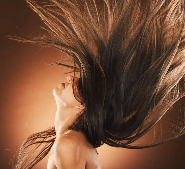 Krása Vlasy Svoboda Modelkou Studiu Hnědém Pozadí Pro Silnou Péči — Stock fotografie