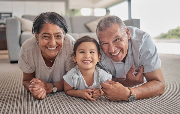 愛と退職のためのインドネシアからの家族と一緒に生活している部屋で女の子とリラックスし 幸せと祖父母 笑顔と一緒に家で子供を持つ高齢者と高齢者の女性の肖像画 — ストック写真