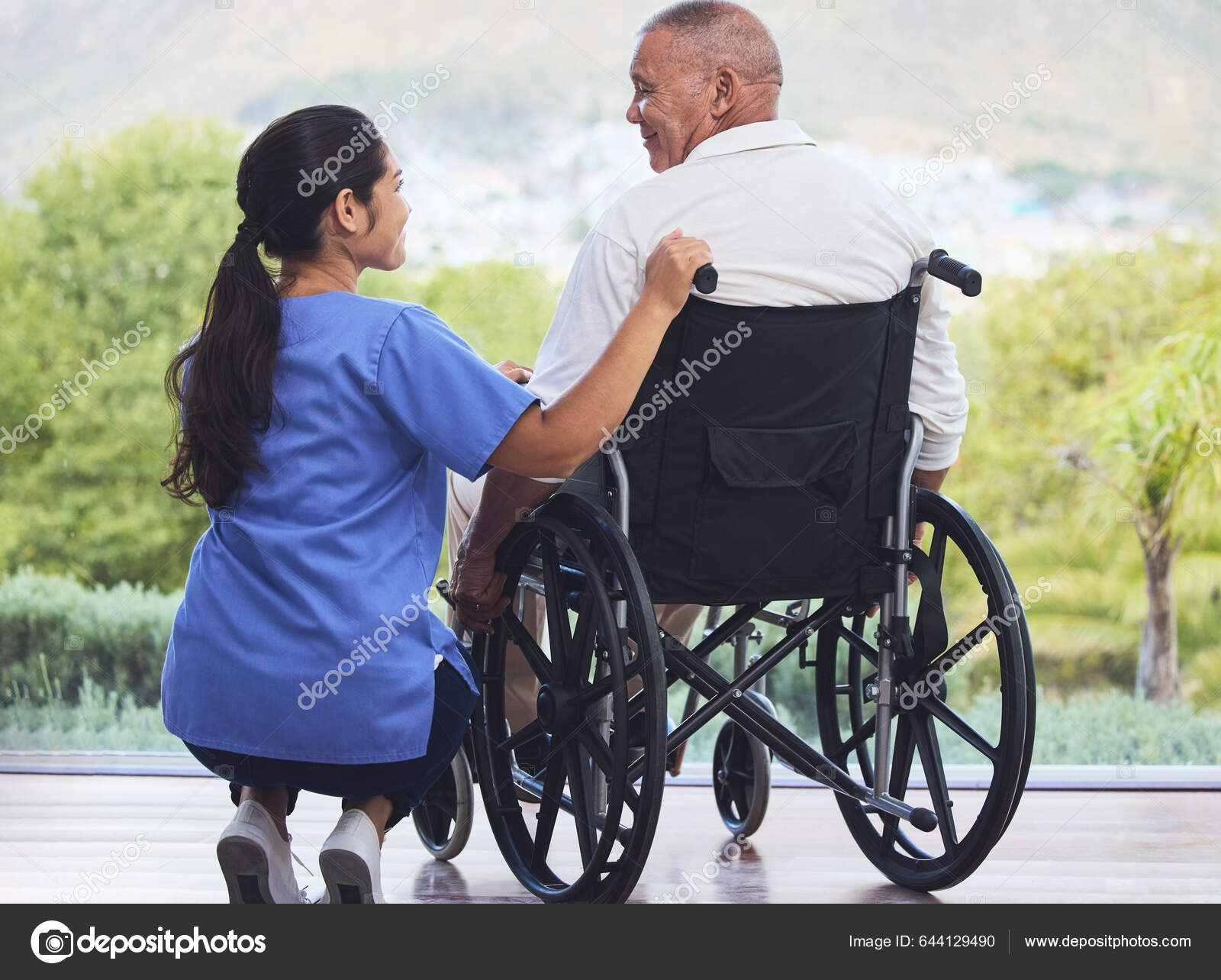 Sundhedspleje Handicap Mand Kørestol Med Sygeplejerske Pension Eller  Plejehjem Gårdhave — Stock-foto © PeopleImages.com #644129490