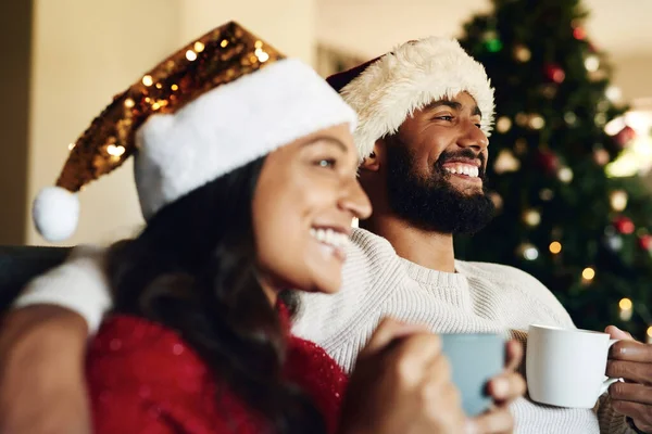 Noel Çift Kanepede Sıcak Çikolata Gülümsemeli Rahatlamak Için Mutluluk Şenlik — Stok fotoğraf
