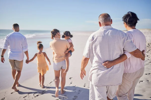 Gran Familia Playa Relajarse Las Vacaciones Verano Con Abuelos Hijos — Foto de Stock
