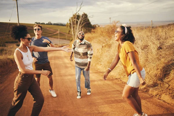 Diversity Friends Dance Outdoor Holiday Relax Fun Enjoy Road Trip — Stock Photo, Image