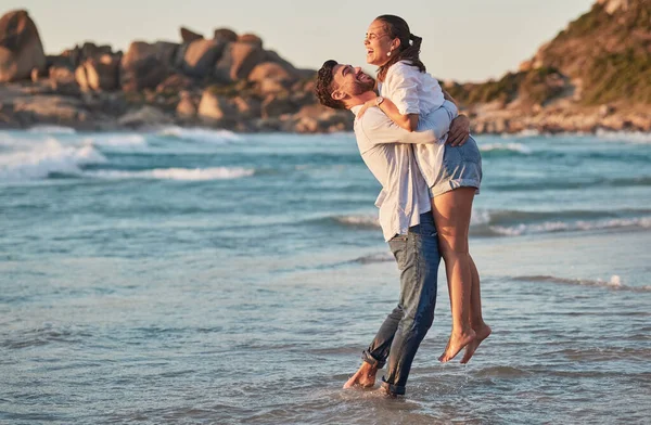 在海滩上拥抱和拥抱 庆祝在夏天的海洋旅行或巴厘度假中恋爱 关心和信任 兴奋的男人和女人快乐 微笑和快乐一起享受浪漫的夏威夷假期 — 图库照片