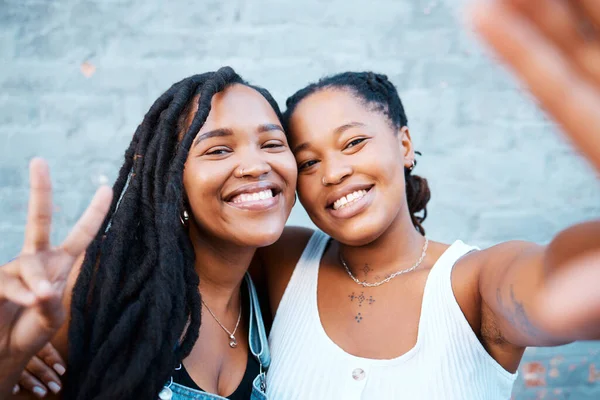 Sonríe Amigos Selfies Con Mujer Negra Contra Pared Con Teléfono — Foto de Stock