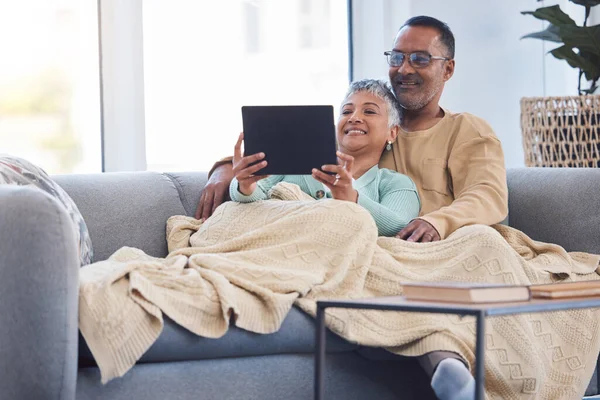 Tablet Rahatla Yaşlı Bir Çiftle Kanepede Film Çek Nternet Üzerinden — Stok fotoğraf