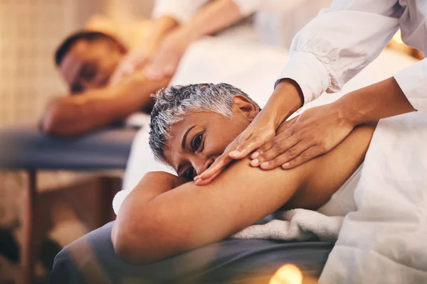 Spa Wellness Och Svart Par Får Massage För Att Koppla — Stockfoto