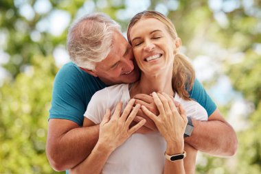 Bahçe, evlilik ve emeklilik çifti birlikte sevgi ve şefkat için sarılır. Romantik, mutlu ve yaşlı Yeni Zelandalı insanlar gülümsüyor. Keyif almak için doğada kucaklaşmanın tadını çıkarıyorlar.