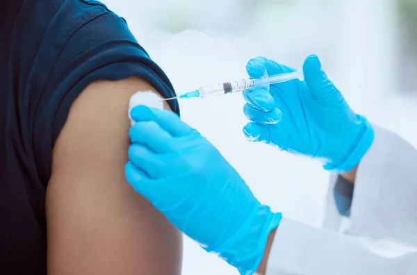 医療看護師と流行病のウイルス免疫と保護のためのCovidワクチン患者注射 重病予防のためのコロナウイルスワクチン注射器で医療従事者の閉鎖 — ストック写真