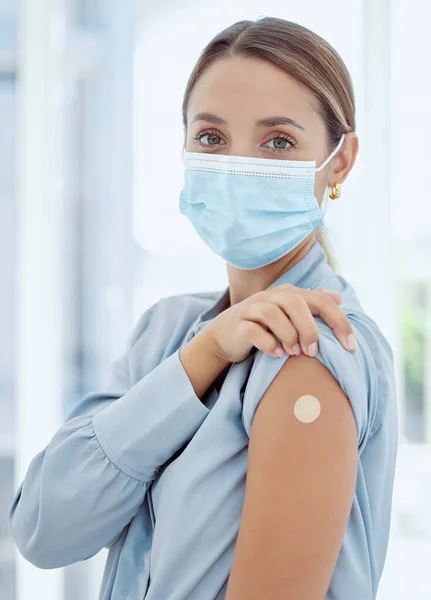 肝ワクチンとマスクから腕の上に石膏と女性 免疫系のための医療注射とコロナウイルス 健康とクリニックの医療 インフルエンザ予防接種 治療およびリスクのある女性患者 — ストック写真