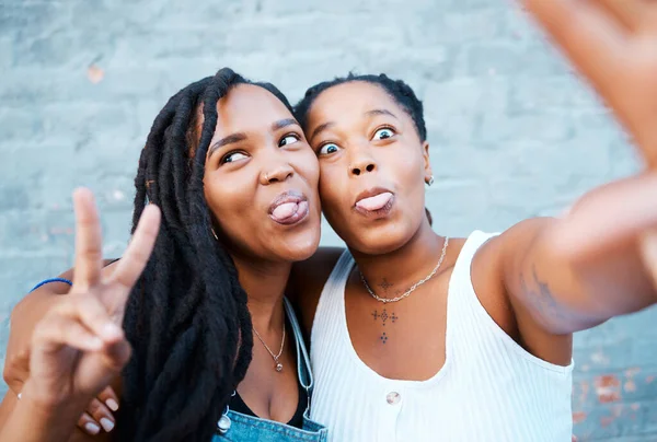Selfie Amigos Negros Cidade Cara Engraçada Feliz Juntos Tecnologia Chamada — Fotografia de Stock