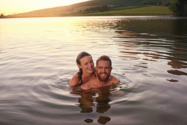 Ainda Águas Profundas Jovem Casal Carinhoso Abraçando Enquanto Nadava Lago — Fotografia de Stock