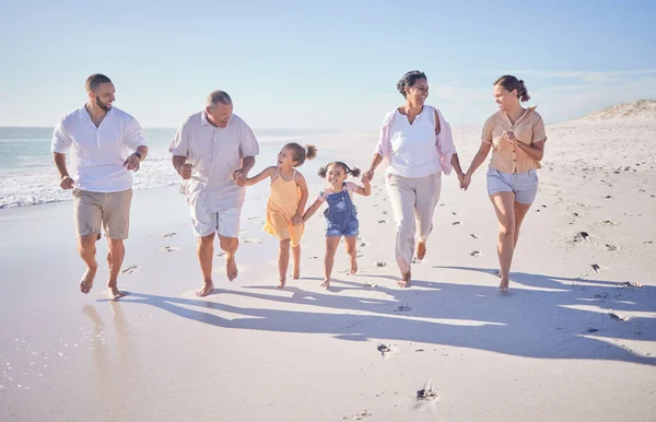 Mutlu Çocuklar Aile Kumsalda Birlikte Koşarken Ebeveynler Büyükanneler Gülümserler Takip — Stok fotoğraf