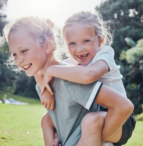 Glücklich Lächelnd Und Geschwister Einem Outdoor Park Sommer Spaß Haben — Stockfoto