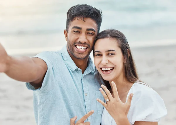 Coppia Selfie Proposta Fidanzamento Fede Nuziale Spiaggia Gioielli Annuncio Fidanzamento — Foto Stock
