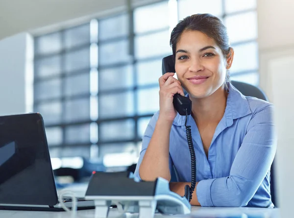 Comunicación Telefónica Retrato Oficina Mujer Hablando Con Inversión Negocios Agente — Foto de Stock
