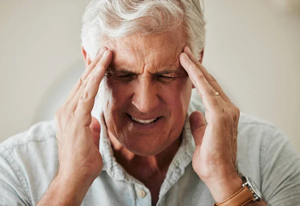Oudere Man Die Hoofdpijn Heeft Van Stress Pijnlijke Migraine Ouderen — Stockfoto
