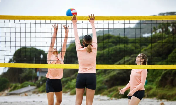 Volleyball Plage Été Avec Des Femmes Sportives Jouant Jeu Plein — Photo