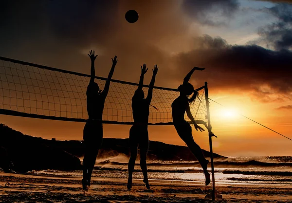 Sport Pláž Volejbal Při Západu Slunce Ženské Siluety Skákání Ples — Stock fotografie