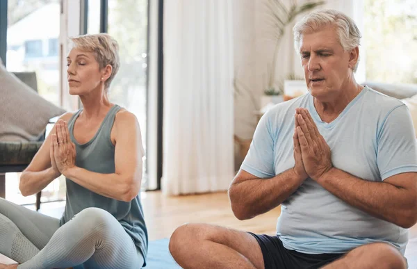 Медитація Пілатес Старша Пара Йоги Працюють Над Тренуванням Енергії Стресу — стокове фото