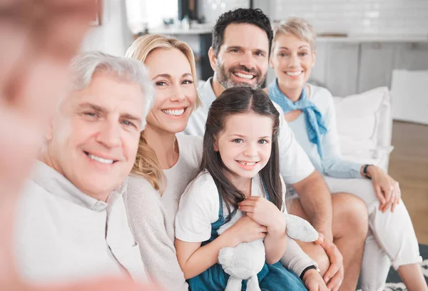 祖父母 子供と一緒に自宅のソファで大きな家族 幸せと自撮り お母さん お父さん お年寄りとオーストラリアの家でリラックスして 家族の家と写真の思い出 — ストック写真
