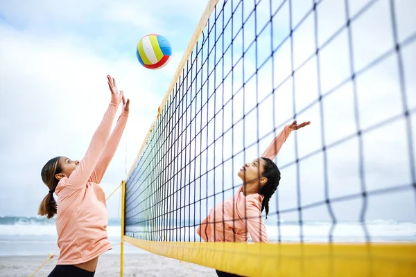 Волейбол Пляж Упражнения Спортивными Женщинами Играющими Игру Открытом Воздухе Тренировок — стоковое фото
