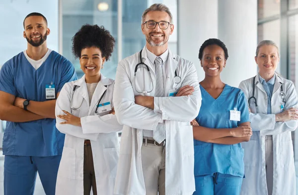 团队和医院的同事们一起笑着在医疗设施中拍照 在迈阿密 护士和医护人员在诊所为团队合作表现出快乐 自信和多样性 — 图库照片