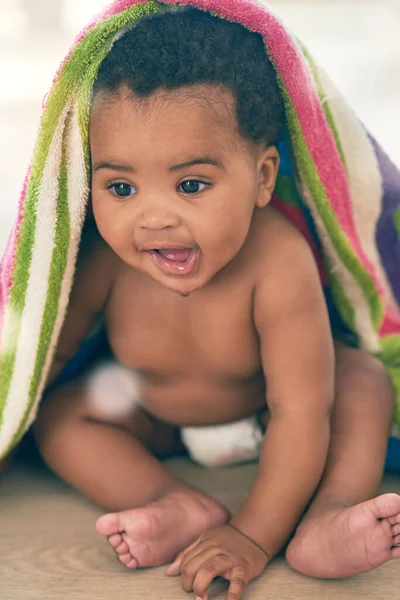 かわいい赤ちゃん 遊びのための黒い子供と毛布 保育室の床 幸福と楽しみのゲームとPeekaboo 幸せな若い幼児 健康的な開発のための女の子と笑顔 家の中で成長とライフスタイル — ストック写真