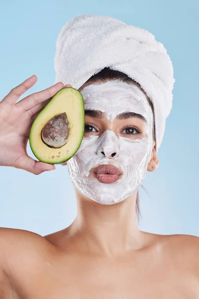 Avokado Kvinna Hudvård Eller Ansiktsmask Med Frukt Wellness Grooming Hälsa — Stockfoto