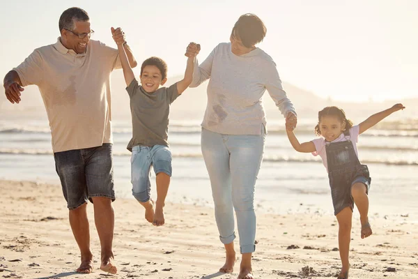 행복하고 아이들 조부모님들 에너지를 가지고 해변에서 휴가를 즐기며 뛰놀고 있습니다 — 스톡 사진