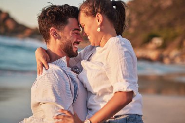 Çiftler, gün batımında sahilde gülmek ya da sevgi kucaklaşması yıldönümü etkinliği, balayı kutlaması ya da nişan için. Gülümse, mutlu ya da komik erkek ve kadın yazın Portekiz 'de tropikal okyanus ya da denizle kaynaşıyor..