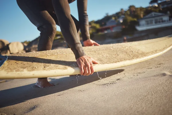 Руки Доска Серфинга Пляжный Серфер Человек Отпуске Отпуске Летней Поездке — стоковое фото