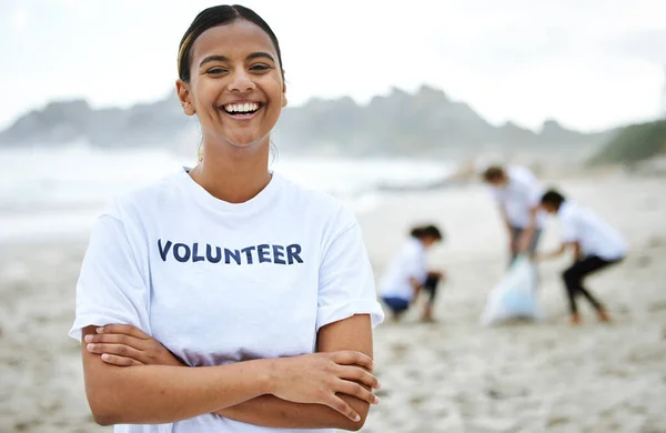 Gülümse Portre Yap Plajda Temizlik Geri Dönüşüm Sürdürülebilirlik Için Gönüllü — Stok fotoğraf