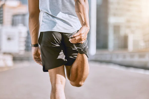 Formda Sağlıklı Aktif Koşucu Koşmadan Önce Bacağını Esnetiyor Sabah Antrenmanı — Stok fotoğraf