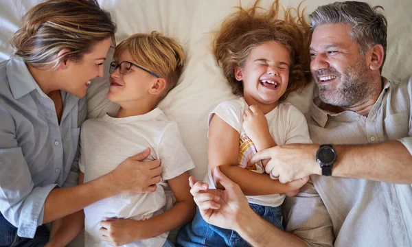 Вид Зверху Батьки Діти Ліжку Розслабляються Розважаються Сміються Разом Вихідні — стокове фото