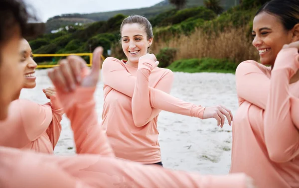 볼리볼 여자들 이경기 경기에 흥분하여 해변에 뻗치고 선수들은 운동을 뻗는다 — 스톡 사진